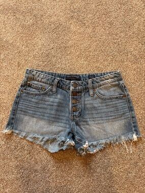 Lucky Brand Frayed Hem Button-Front Jean Shorts in Blue